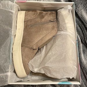 Soda Shoes Wedge Heel Size 10 in Taupe